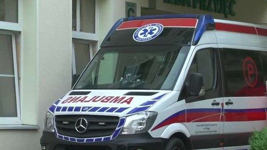 Uczeń miał przenieść paczkę, potknął się. Rozlał się na niego kwas