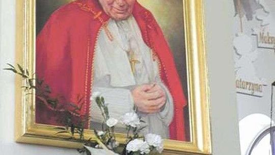 Uczeń tej szkoły musi wiedzieć o papieżu prawie wszystko. Nie będzie interwencji kuratorium