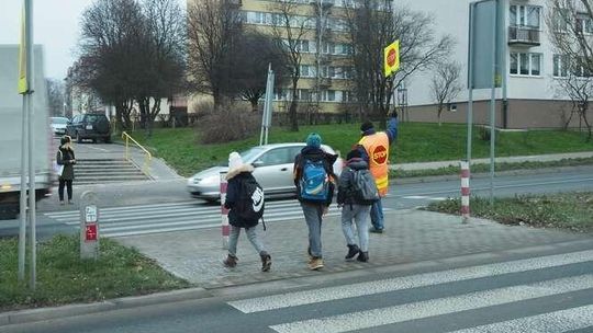 Uczniowie czekają na światła. W tym roku zabrakło pieniędzy