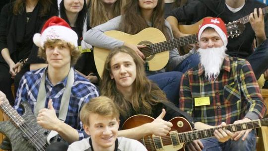 Uczniowie grają i pomagają dzieciom