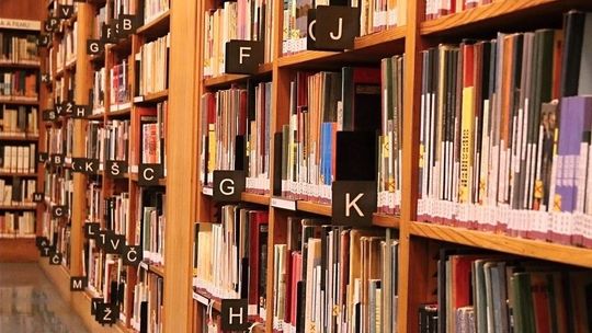 Uczniowie już oddają podręczniki do szkolnych bibliotek. Rodzic mówi o przyśpieszonych wakacjach