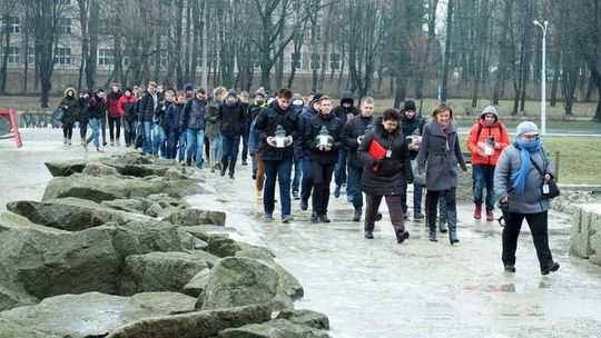 Uczniowie na Majdanku w hołdzie ofiarom Holokaustu