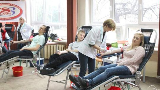 Uczniowie na pomoc potrzebującym