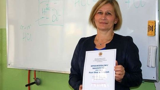 Uczniowie nagrodzili nauczycielkę. Surowa, ale sprawiedliwa