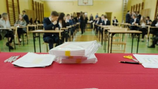 Uczniowie najstarszych klas liceów i techników żegnają się ze szkołą. Ciągle nie wiedzą co z maturą