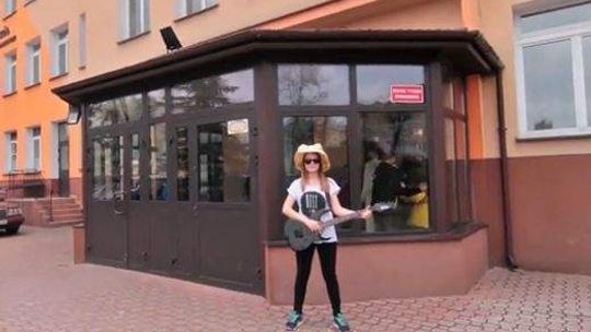 Uczniowie nakręcili teledysk. Chcą wygrać sprzęt i koncert Dawida Kwiatkowskiego