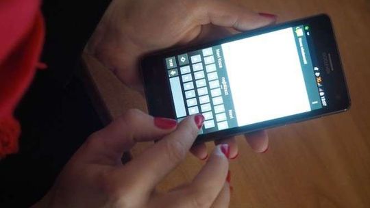 Uczniowie nie będą mogli korzystać z telefonów w szkole? Urząd dementuje