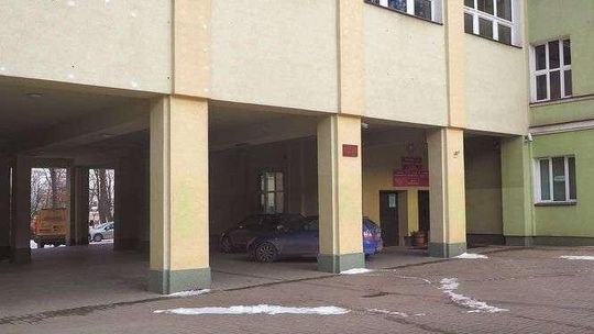 Uczniowie nie mogą wychodzić ze szkoły na przerwach. Dyrekcja: To przez mrozy