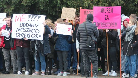 Uczniowie nie poszli na lekcje. Wybrali protest: "Nie oddamy naszego dyrektora"