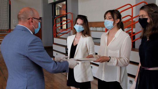 Uczniowie odebrali świadectwa, ale na wakacje wyjadą nieliczni