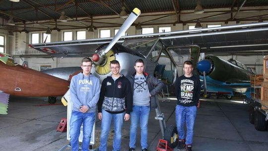 Uczniowie oko w oko z myśliwcem F-16