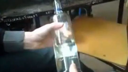 Uczniowie pili na lekcji. Szuka ich policja (wideo)
