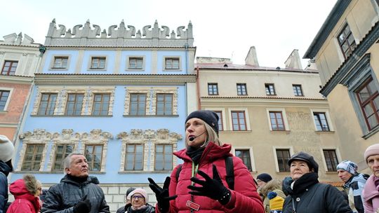 Uczniowie pospacerują z przewodnikiem i poznają historię Lublina
