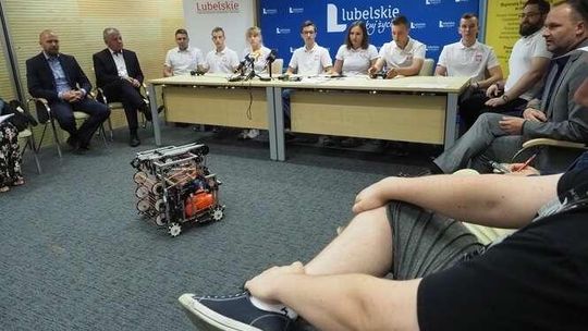 Uczniowie skonstruowali robota, pojadą z nim do USA (zdjęcia, wideo)