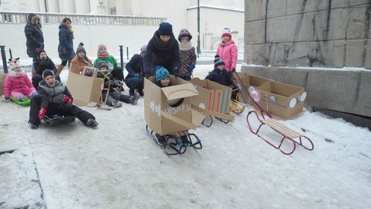 Uczniowie spędzają ferie z telefonem w ręku. Rodzice i eksperci apelują: wypuśćcie dzieci z domu!