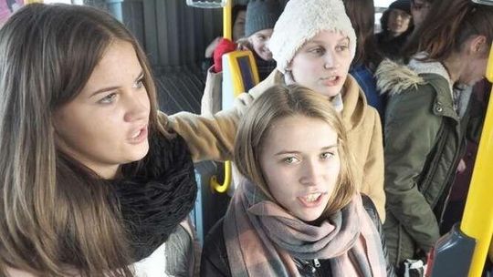 Uczniowie śpiewali "Mury" w autobusach
