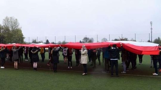 Uczniowie szyli flagę przez miesiąc. Ma powierzchnię dwóch boisk do siatkówki