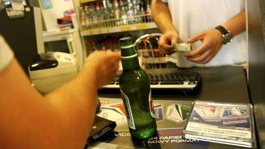 Uczniowie twierdzą, że łatwo im kupić alkohol. Komisja ruszyła w miasto