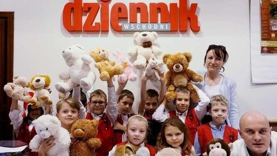 Uczniowie w naszej redakcji. Przynieśli 60 kg pluszowych misiów
