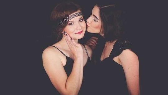 Uczniowie w sesji zdjęciowej w stylu lat 20-tych XX wieku