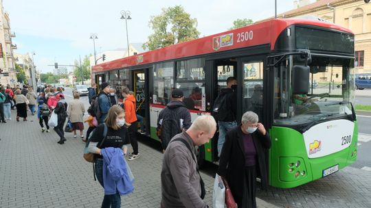 autobus komunikacji miejskiej na przystanku i pasażerowie