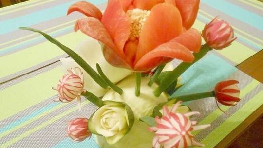 Uczniowie z Biłgoraja uczyli się sztuki rzeźbienia w owocach i warzywach