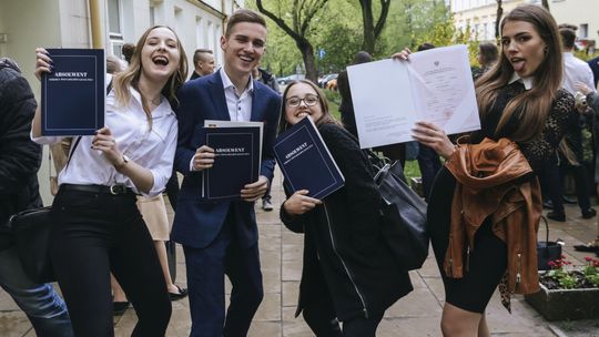 Uczniowie z II LO w Lublinie wreszcie dostali świadectwa. Podejdą do matury dzięki decyzji dyrektor szkoły