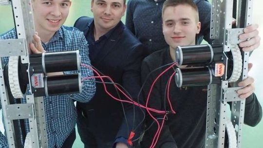Uczniowie z Kraśnika w prestiżowym konkursie. Konstruują robota rycerza
