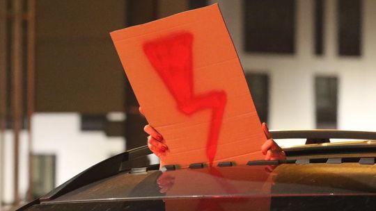 Uczniowie z liceum w Lublinie walczą o błyskawicę. Dyrektorka zakazała znaku Strajku Kobiet