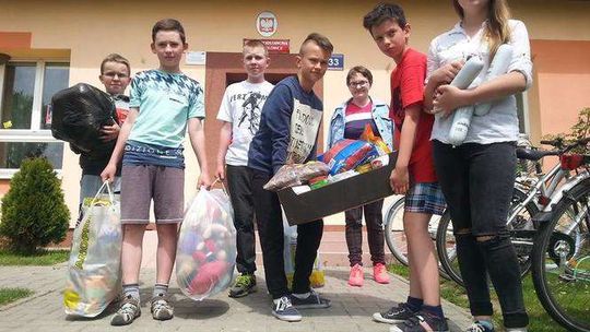 Uczniowie z Ludmiłówki pomagają zwierzętom z przytuliska w Rachowie Starym