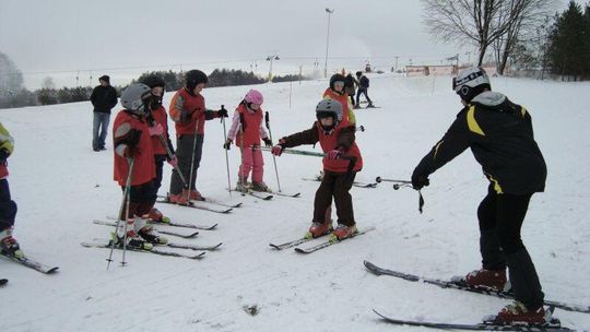 Uczniowie zamojskiej SP nr 6 uczą się jeździć na nartach. Sprzęt kupiła im szkoła