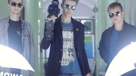 Uczniowie zapuścili 11 km włosów. Spot promocyjny I LO w Chełmie