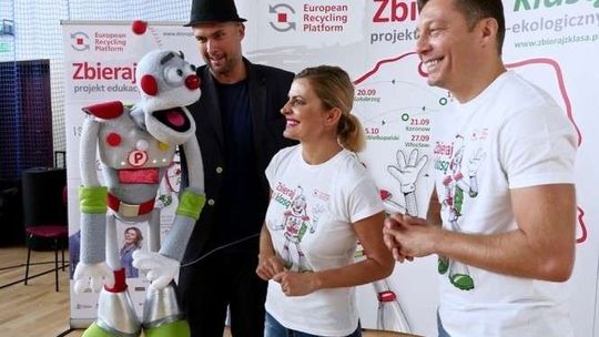 Uczniowie zbierają zużyte baterie. Zbieraj z klasą