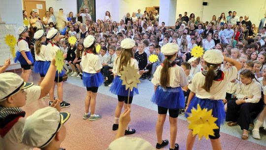 Uczniowie żegnają rok szkolny. Rozdanie świadectw w SP nr 21 w Lublinie