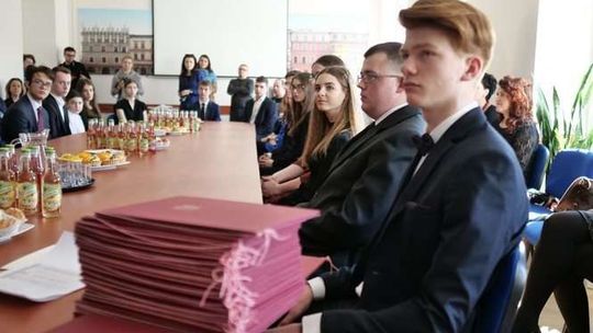 Uczy się w podstawówce i studiuje. Wybitni uczniowie nagrodzeni [zdjęcia]