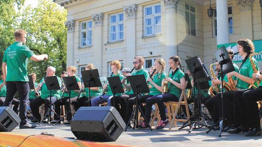 Udany debiut Puławskiej Orkiestry Dętej. POK-frontacje przy Pałacu Marynki [zdjęcia, wideo]