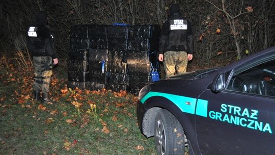 Udaremniono przemyt 240 tys. sztuk papierosów przez rzekę