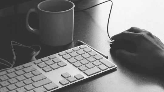 Udawał szkockiego żołnierza, który zbiera pieniądze na córkę. Kobieta dała się nabrać