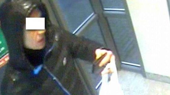 Udawał, że chce kupić, ale kradł pierścionki