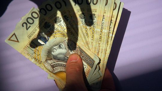 Udawali prokuratora i policjanta, a kobieta straciła 60 000 złotych