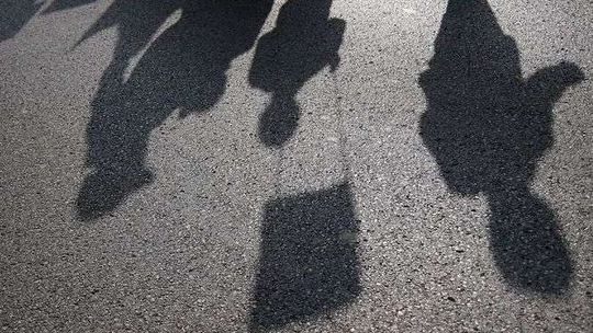 Uderzanie głowami dzieci o ścianę, szarpanie, grożenie? Co działo się w rodzinie zastępczej?