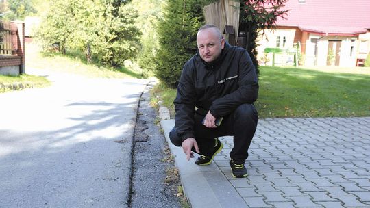 Uderzył karkiem w próg auta, stracił przytomność. Po wypadku sprawdził jak gmina remontowała drogę