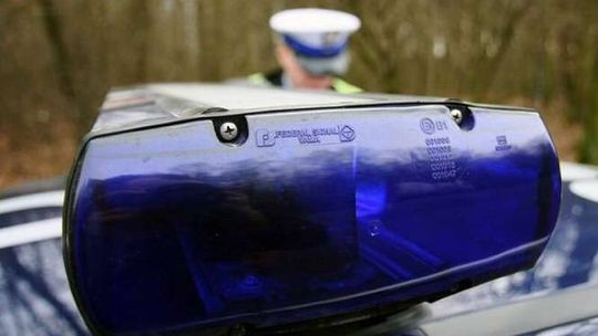 Uderzył w 18-latkę i uciekł. Policjanci szukają kierowcy volkswagena