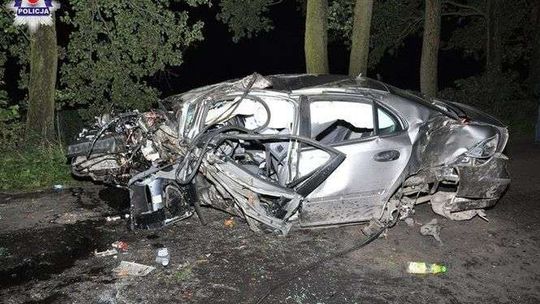 Uderzył w drzewo i dachował. Nie ma prawa jazdy [zdjęcia]