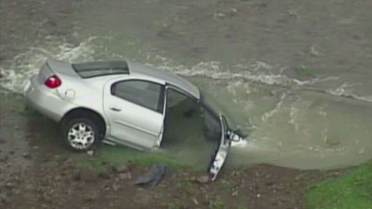 Uderzył w hydrant, a jego auto utonęło w dziurze (wideo)