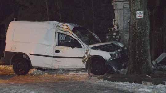 Uderzył w przydrożną kapliczkę i wylądował na ogrodzeniu