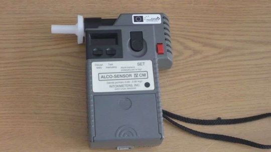 Uderzył w znak i pojechał dalej. Miał prawie cztery promile 