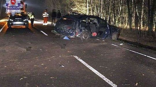 Uderzyła fordem w drzewo. 31-latka ranna