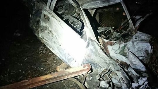 Uderzyli samochodem w drzewo. Po chwili opel zapalił się [zdjęcia]