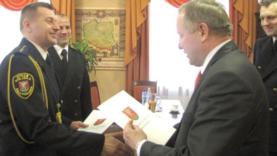 Ugasili pożar domu wiadrami. Ryzykowali choć nie mieli sprzętu
